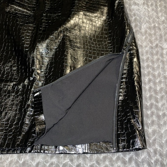 Guess Maleka Mini Croc-Embossed Faux-Leather Skirt. Size Large. Lined. Black - Picture 4 of 16